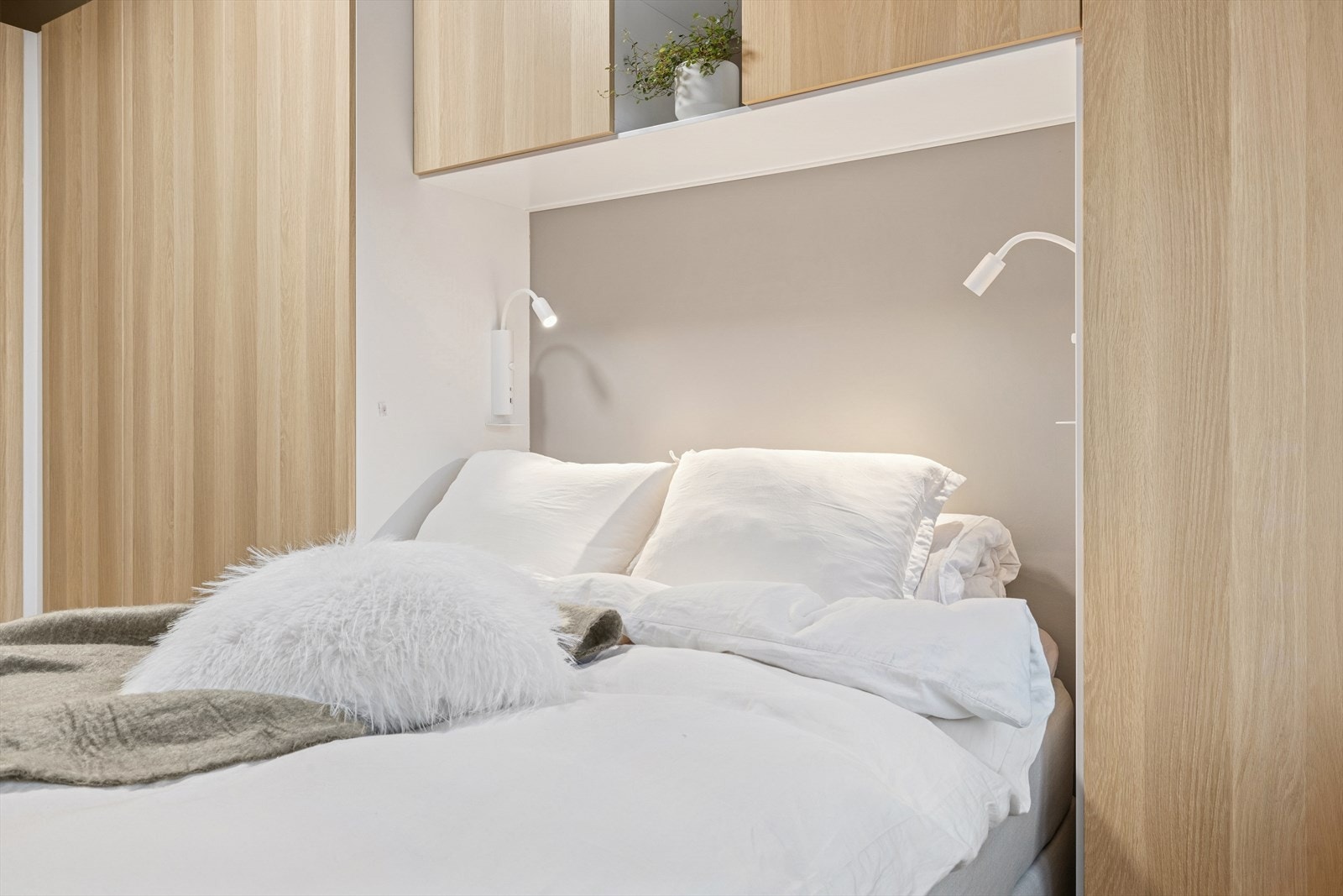 Her er det plass til dobbeltseng og det er praktisk belysning i innebygd nisje. Galleribilde