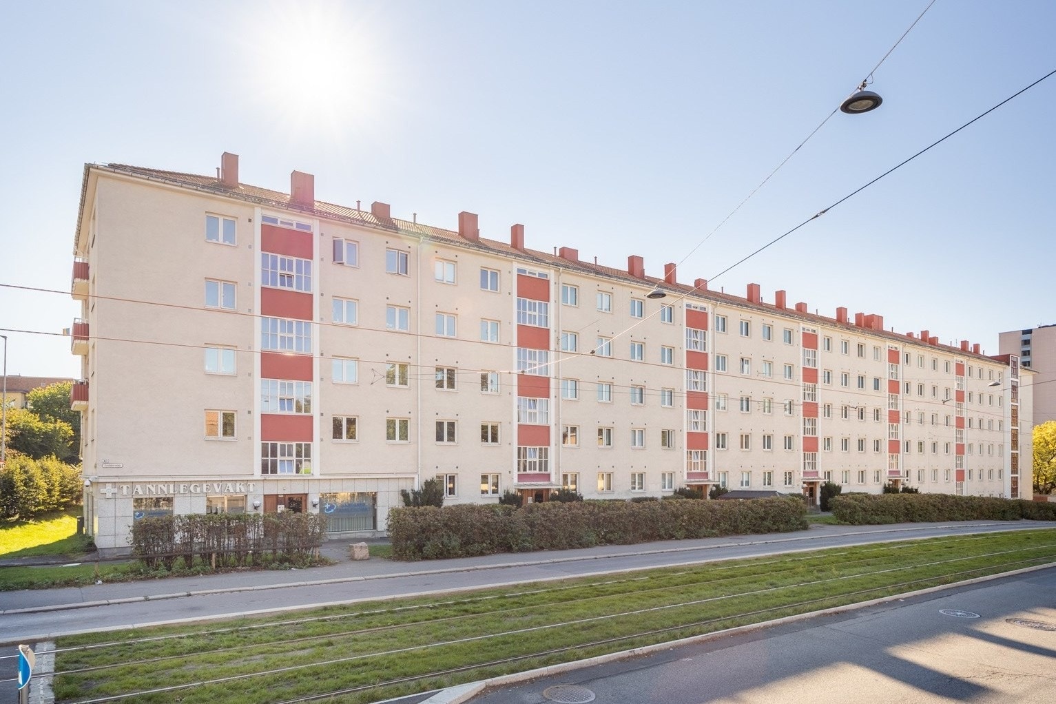 Fasade | Aksjeselskapet består av 102 leiligheter knyttet til aksjer. Galleribilde