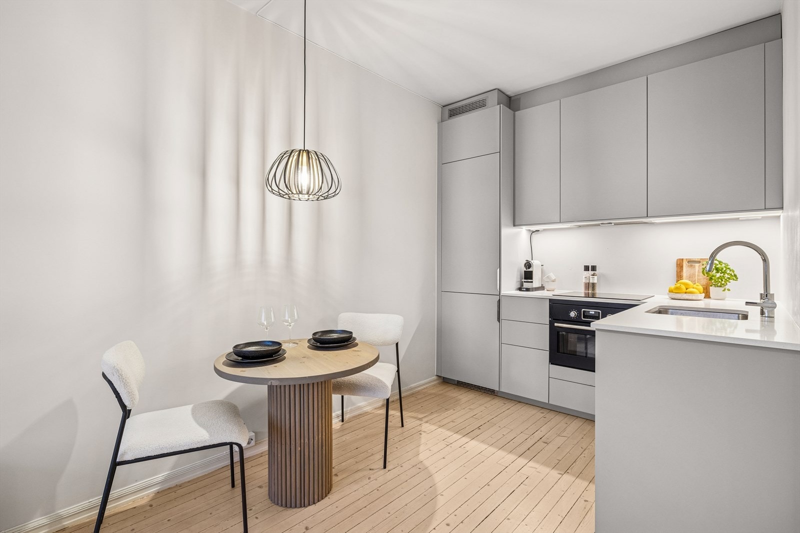 Her er det plass til et lite spisebord i kjøkkensonen. Galleribilde