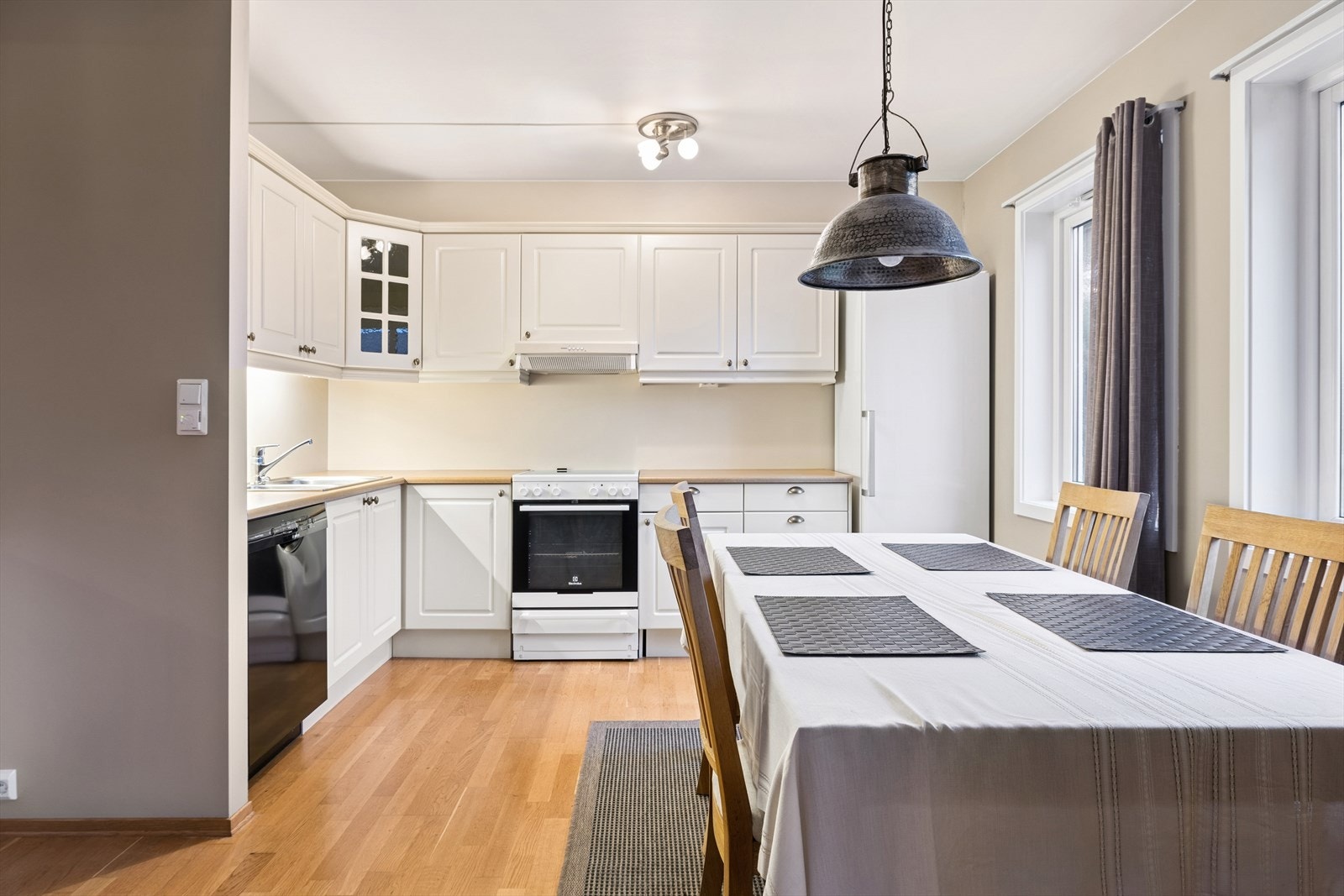 Kjøkkenet har rikelig med benk- og skapplass for ypperlige arbeids- og oppbevaringsmuligheter. Galleribilde