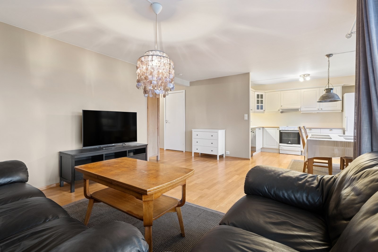 Leiligheten er malt i moderne farger, med tre-stavsparkett på gulv. Galleribilde