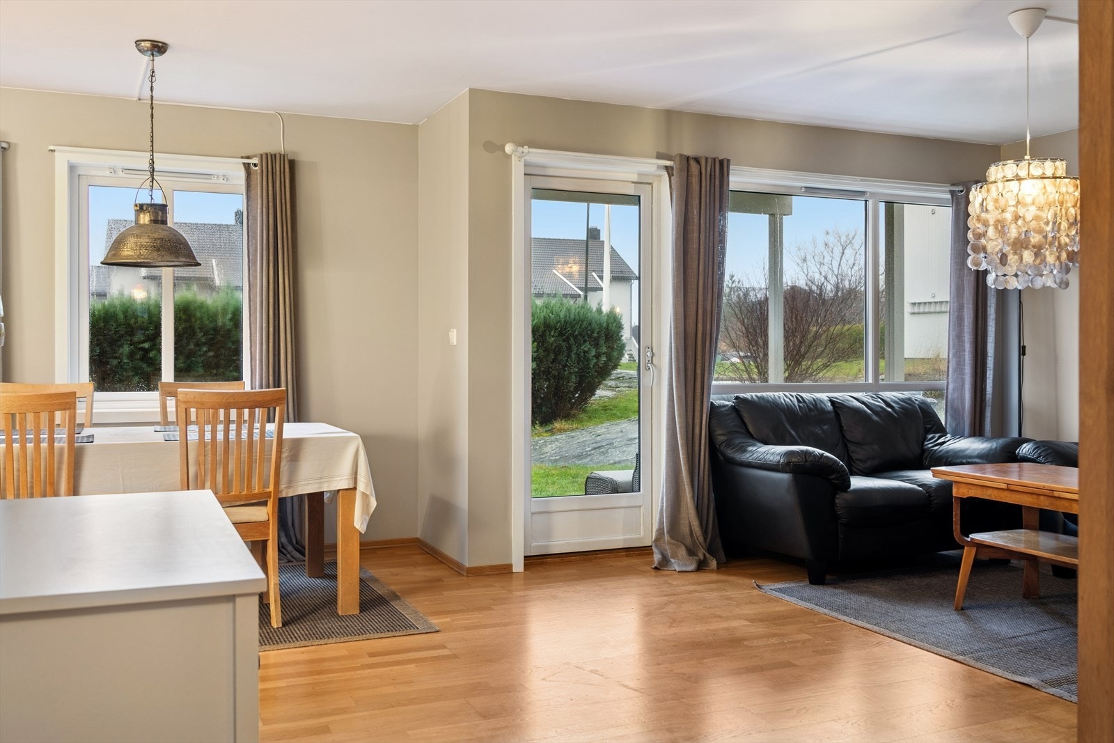 Fra stuen er det utgang til terrasse og hage med gode solforhold! Galleribilde