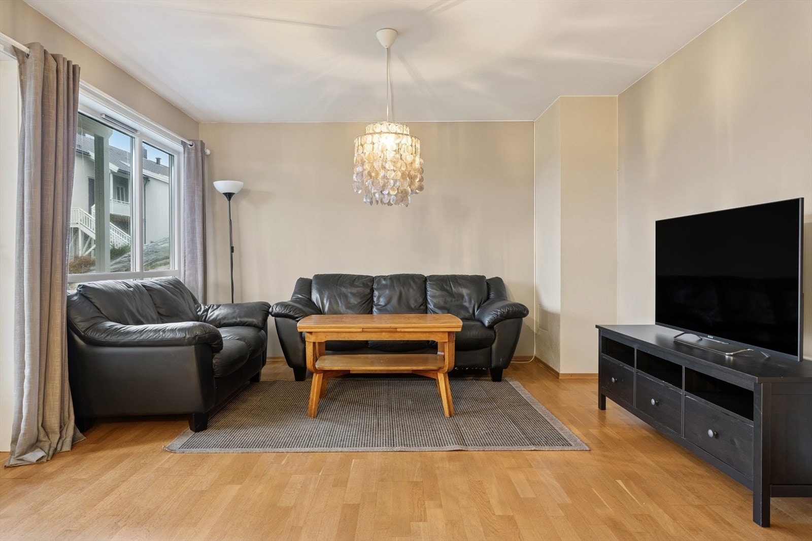 Leiligheten består av en romslig stue og kjøkkenløsning, 2 soverom med bod og romslig baderom Galleribilde