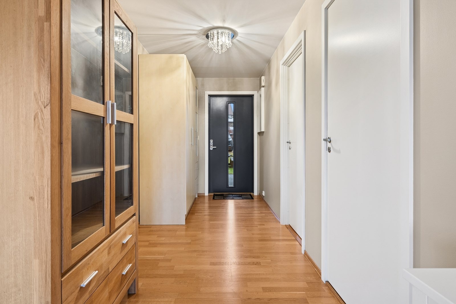 Velkommen inn! Her blir du møtt med en romslig gang med god plass til oppbevaring av yttertøy. Galleribilde