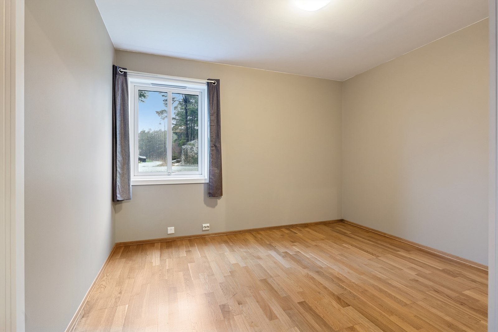 Hovedsoverom av god størrelse med egen bod til oppbevaring av tøy. Galleribilde