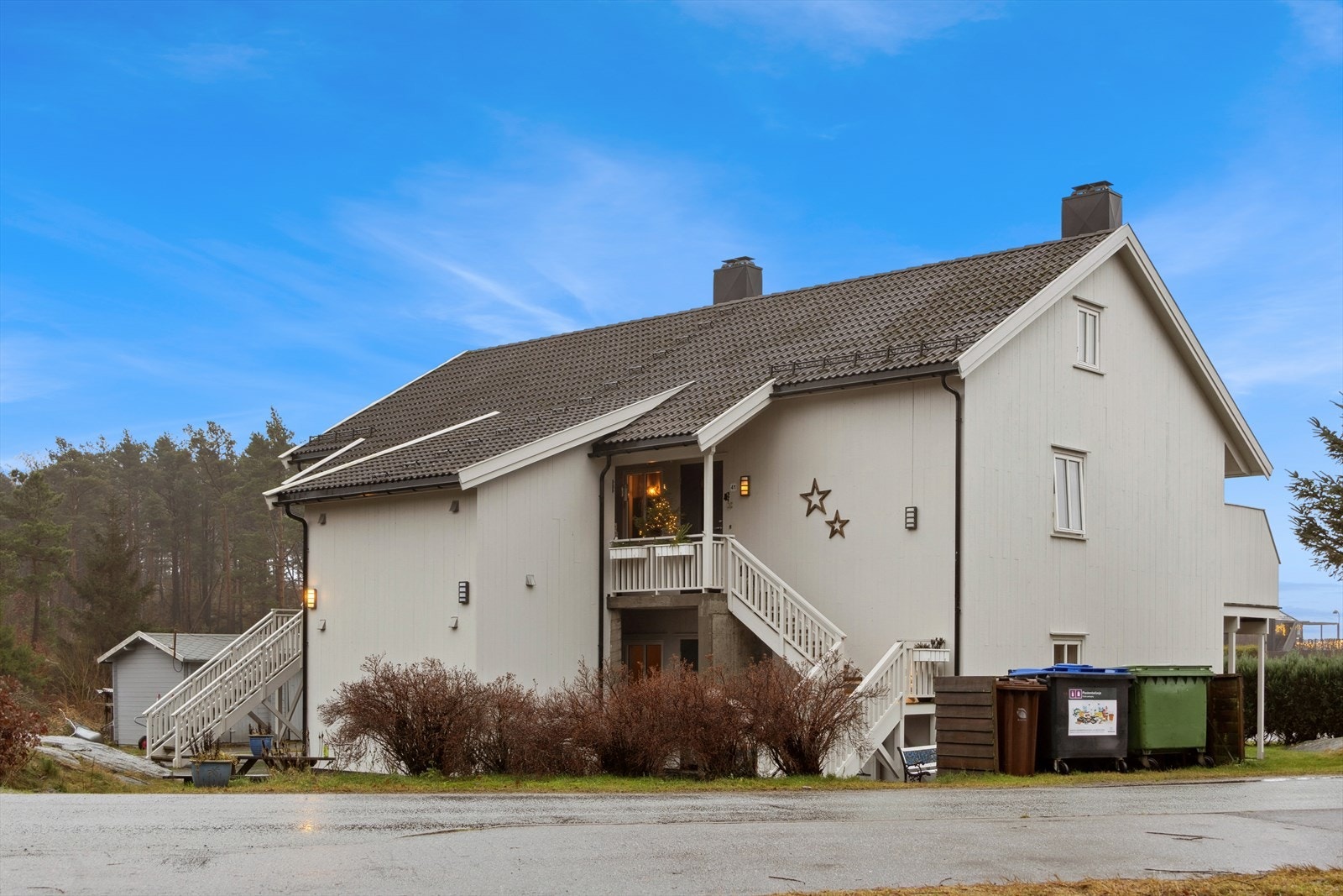 Leiligheten ligger i et stille og rolig område, med kort vei til lekeplass, skoler, dagligvarebutikk åpent alle dager og nydelige tustier Galleribilde