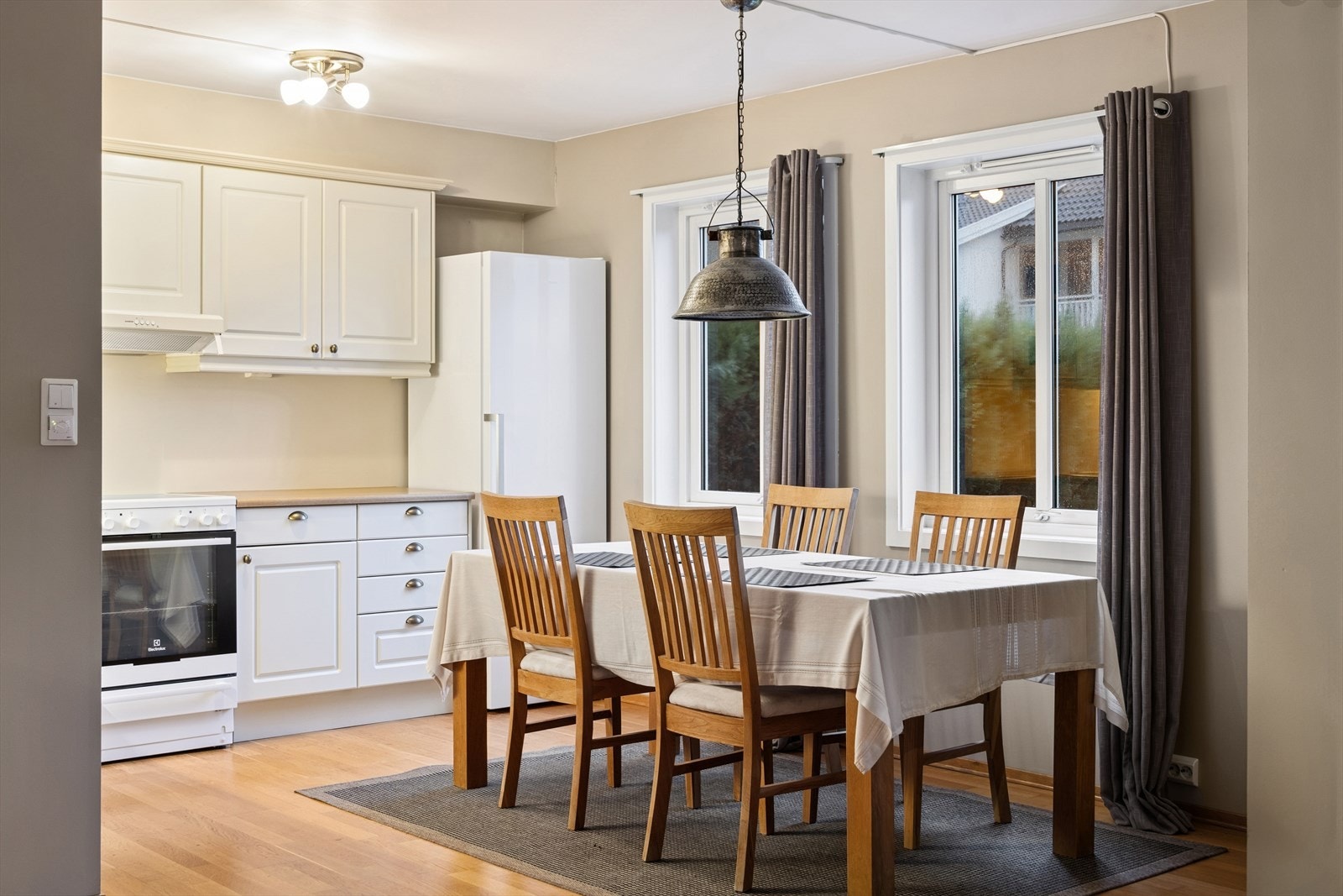 Kjøkkenet har god plass til spisebord Galleribilde