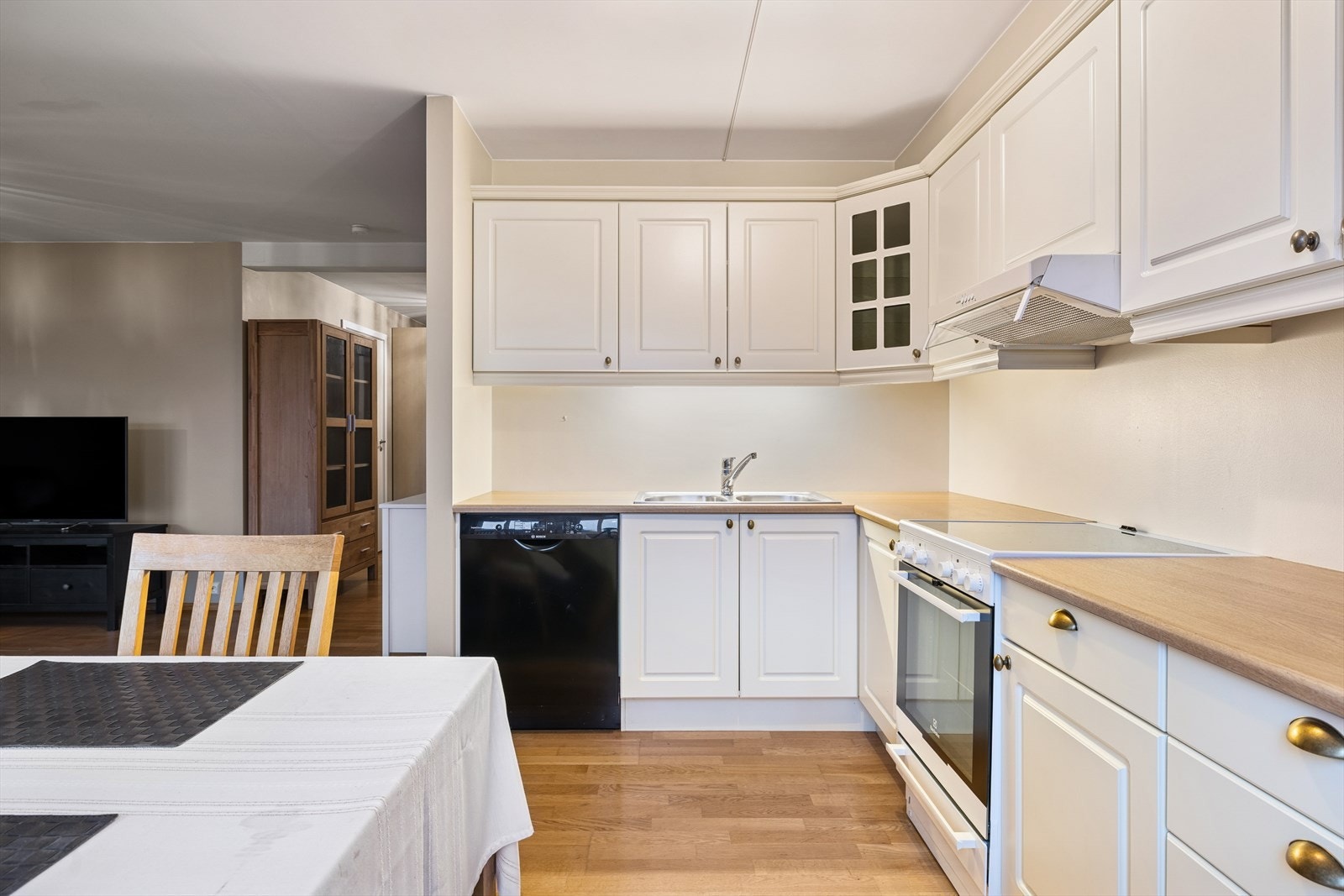 Hvitevarer som kjøleskap, oppvaskmaskin og komfyr medfølger. Galleribilde