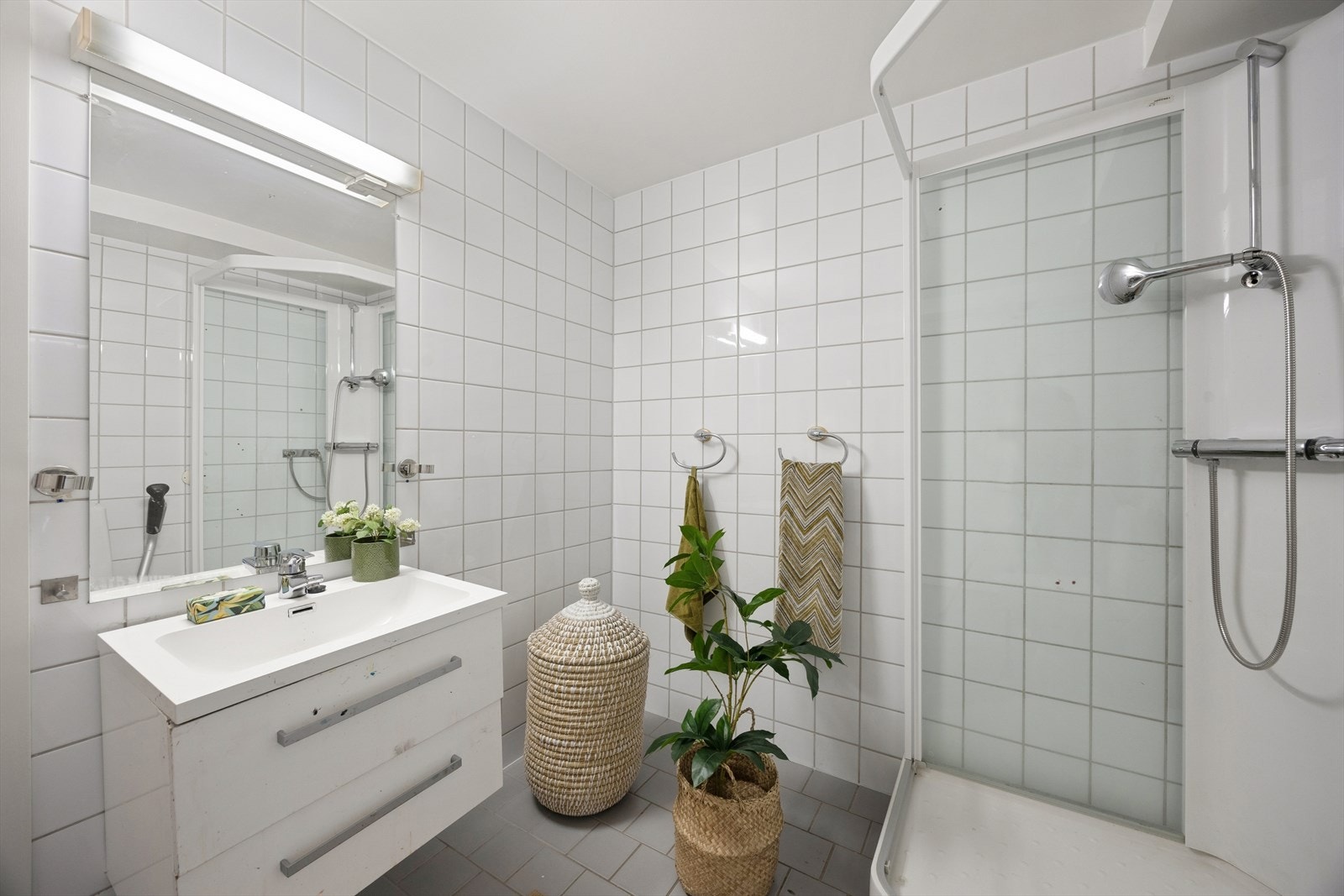 Badet er utstyrt med toalett, dusjkabinett, baderomsinnrending med servant og speil. Her er det også opplegg for vaskemaskin. Galleribilde