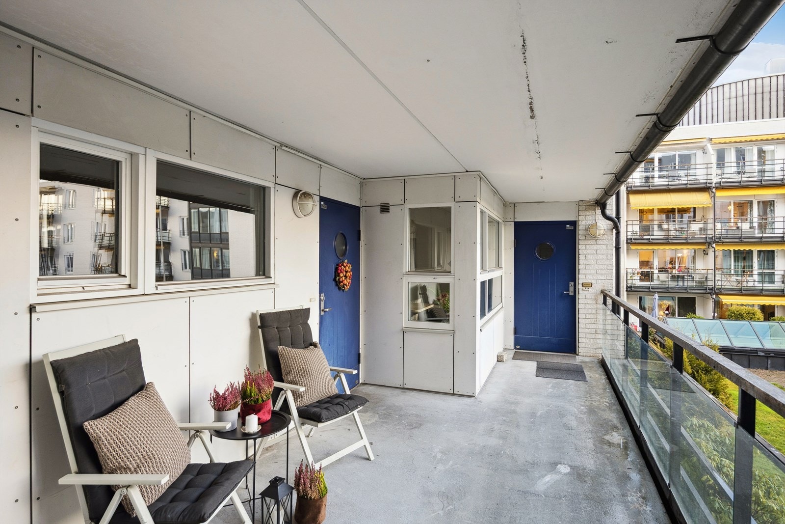 Det er adkomst til leiligheten som ligger i 4. etasje via heis eller felles trappegang til en hyggelig uteplass på svalegang ved ytterdøren. Galleribilde