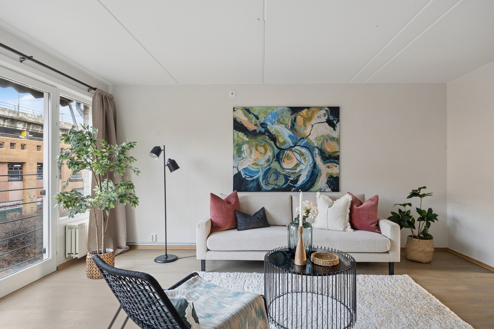 Her er flere store vindusflater som slipper inn mye naturlig lys og skaper en god atmosfære i rommet. Galleribilde