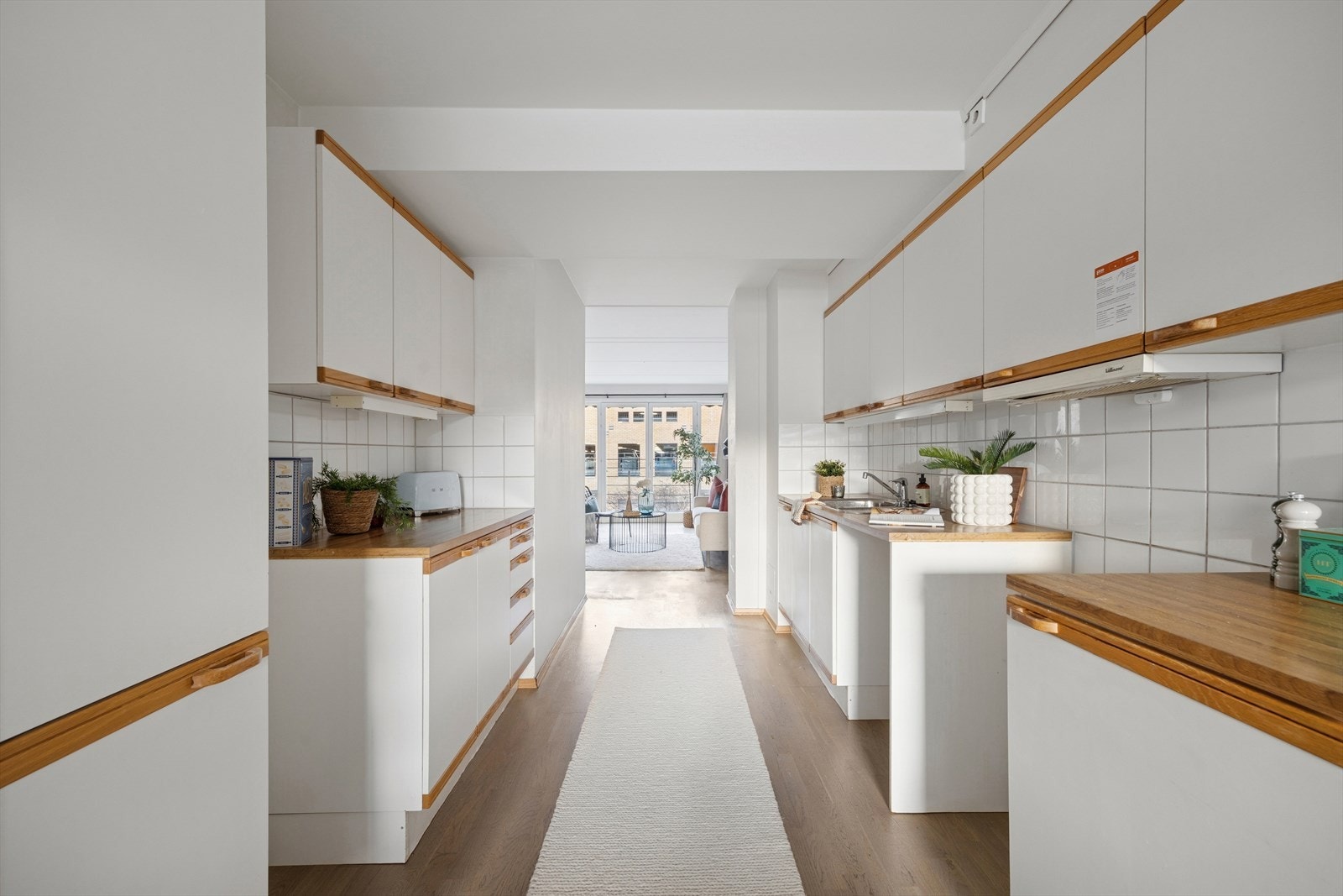 Kjøkkenet er innredet i en praktisk form og har godt med skap- og benkeplass. Galleribilde