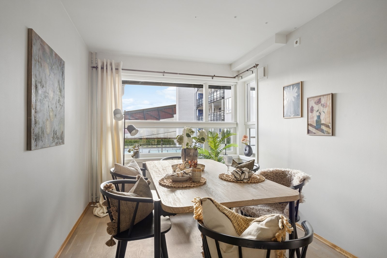 I tilknytning til kjøkkenet, kan spisebord enkelt plasseres. Galleribilde