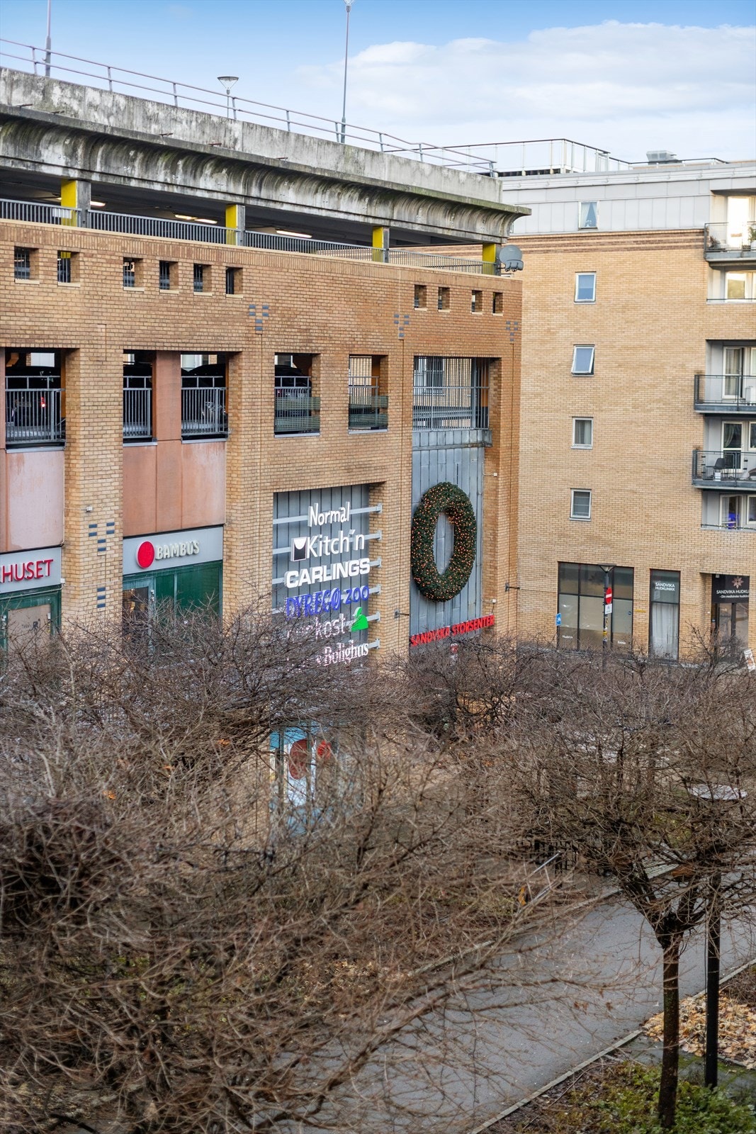 Sandvika Storsenter er kun 1 minutts gange unna, og tilbyr et variert utvalg av butikker og tjenester. Galleribilde