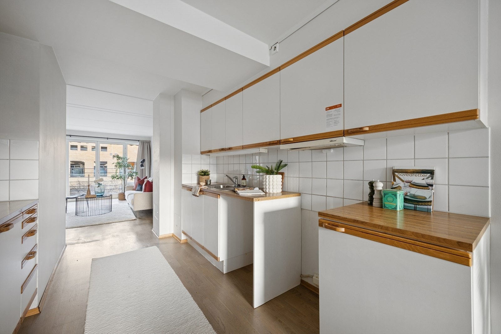 Originale innredningen fra byggeåret har glatte fronter, eikelister og laminat benkeplate med nedfelt vaskekum i stål. Galleribilde