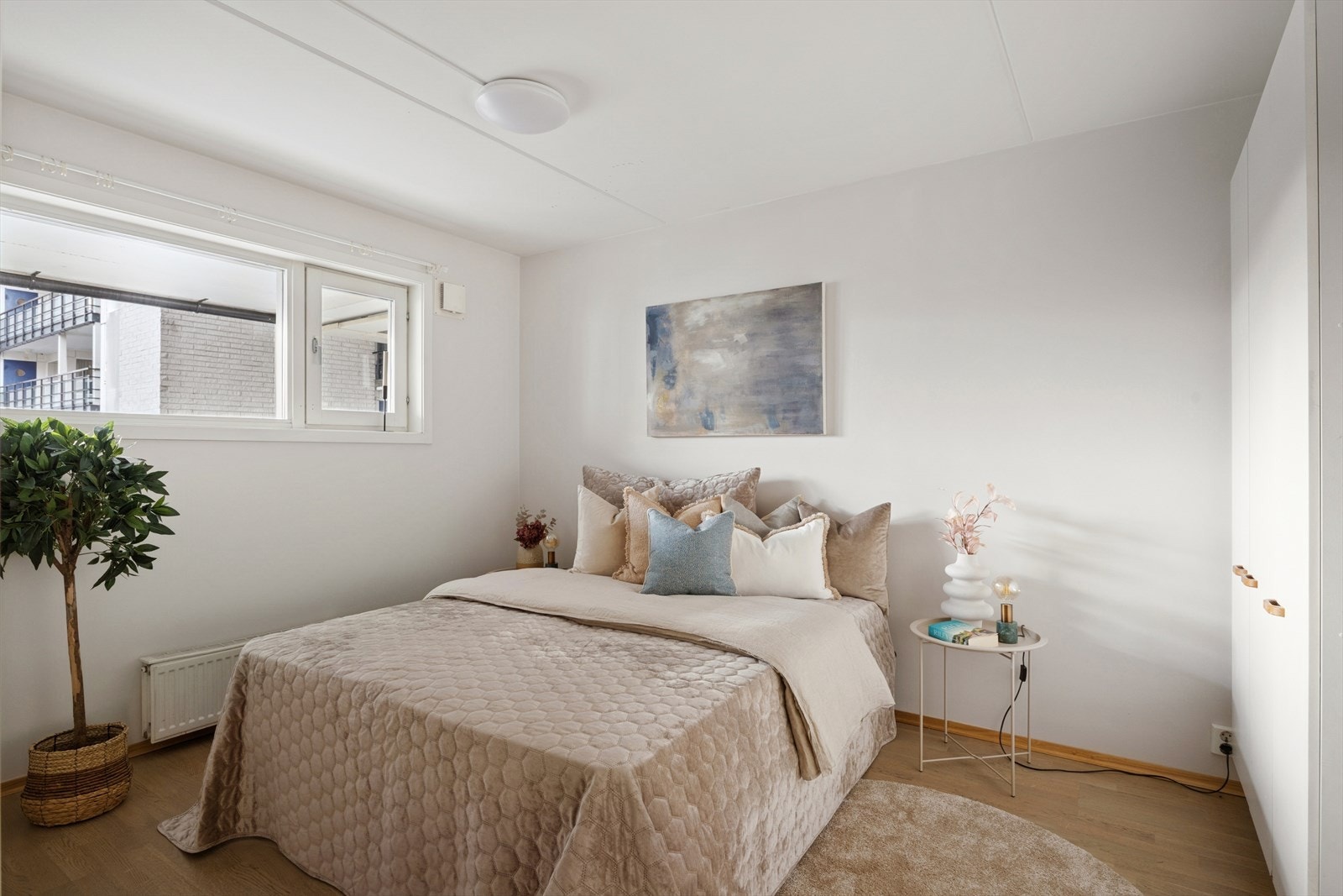 Hovedsoverommet har plass til dobbeltseng, tilhørende møblement og garderobeskap med god oppbevaringsplass. Galleribilde