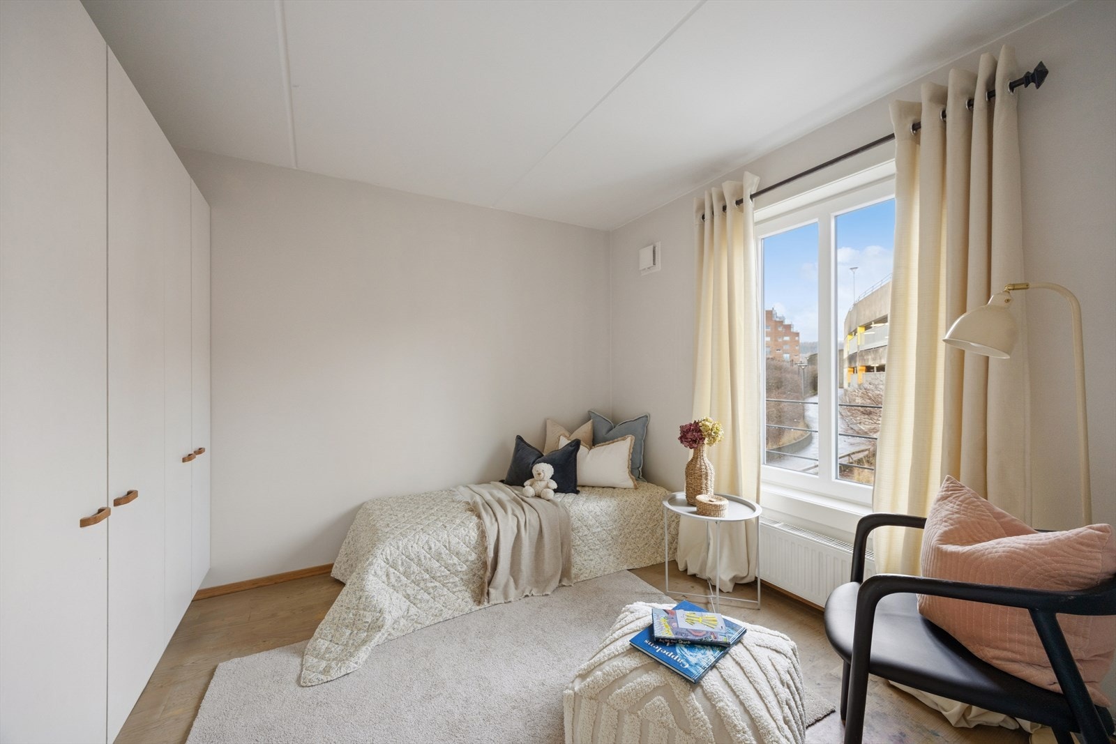 Det andre soverommet er praktisk utført med god plass til seng, tilhørende møblement og garderobeskap. Galleribilde