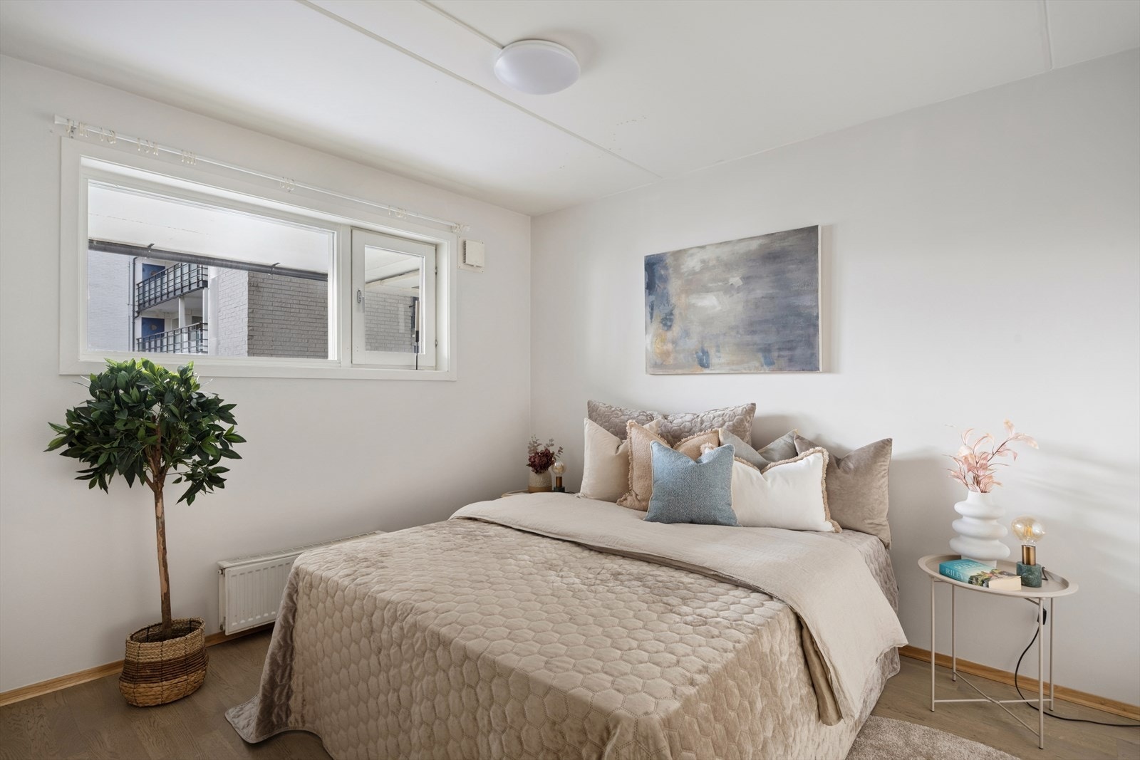 Videre byr leiligheten på to gode soverom. Galleribilde