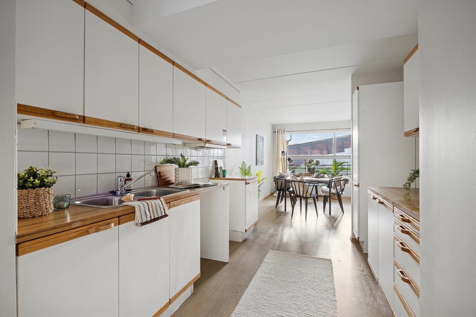 Vegger over benkeplatene er flislagte, praktisk ved matlaging Galleribilde