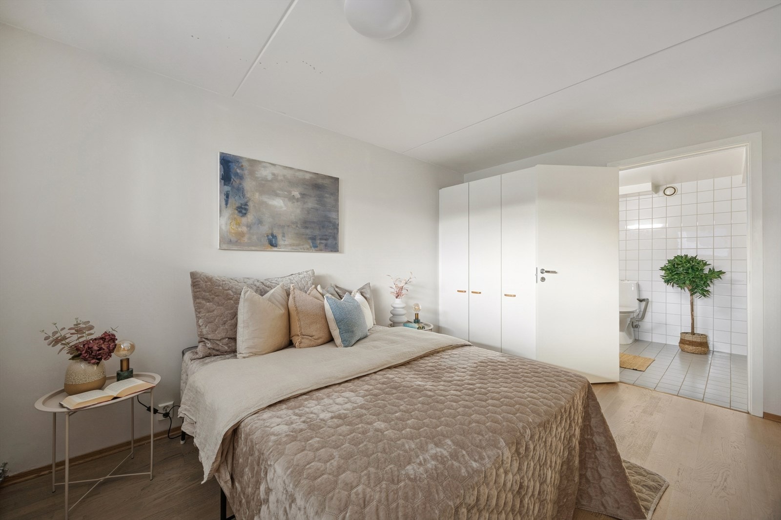 Herfra er det direkte adkomst til badet som er meget praktisk. Galleribilde