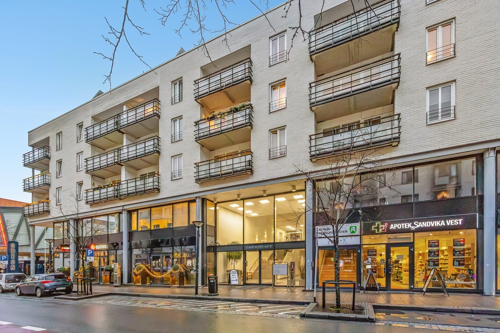 Eiendommen ligger i Claude Monets alle, som gir enkel tilgang til Sandvika Storsenter, kino, kulturhus, bibliotek samt hyggelige kaféer og spisesteder. Galleribilde