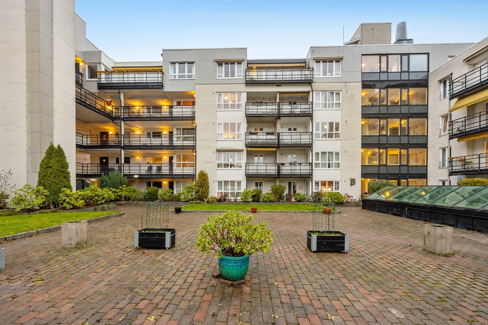 Dette er en utmerket seniorleilighet for deg over 55 år, som ønsker å bo sentralt i et veletablert og trygt sameie. Galleribilde