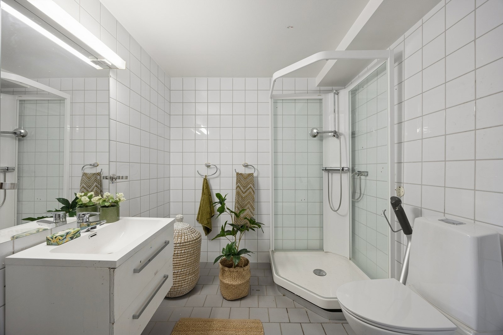 Flislagt baderom med behagelig gulvvarme fra byggeåret. Galleribilde