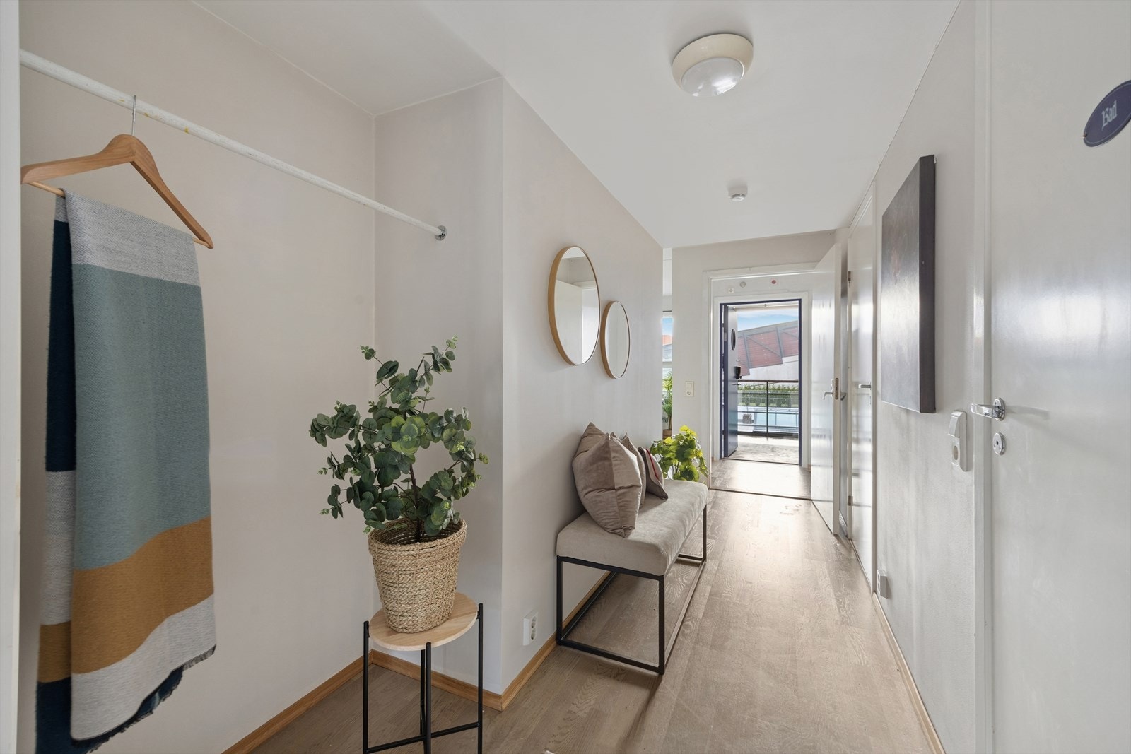 Her ønskes du velkommen inn i en entré og videre inn i en gang med god plass til å oppbevare ytterklær. Galleribilde