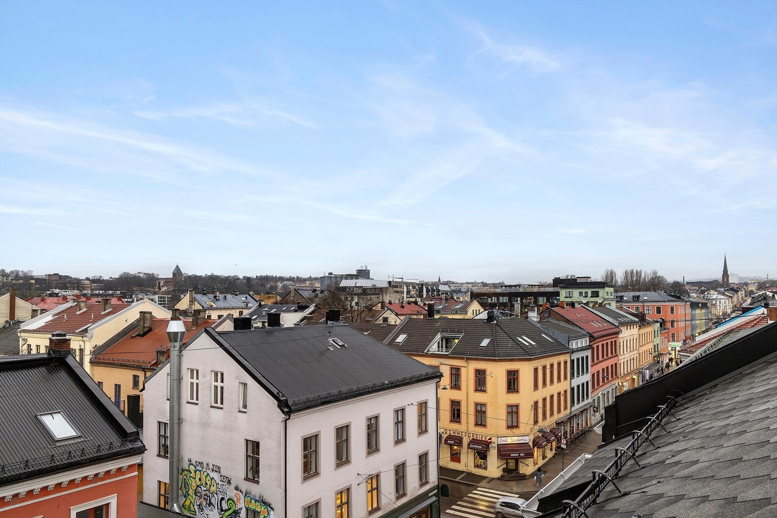 Flott utsyn mot byen og nærområdets karakteristiske bebyggelse. Galleribilde