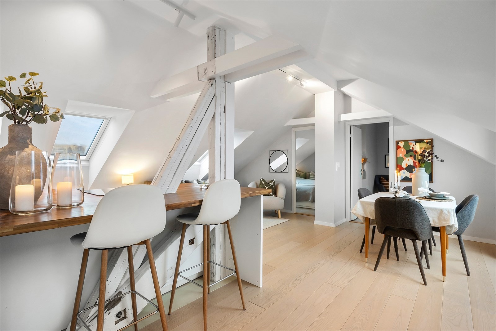 Spiseplass med god plass til middager med venner og familie. Galleribilde