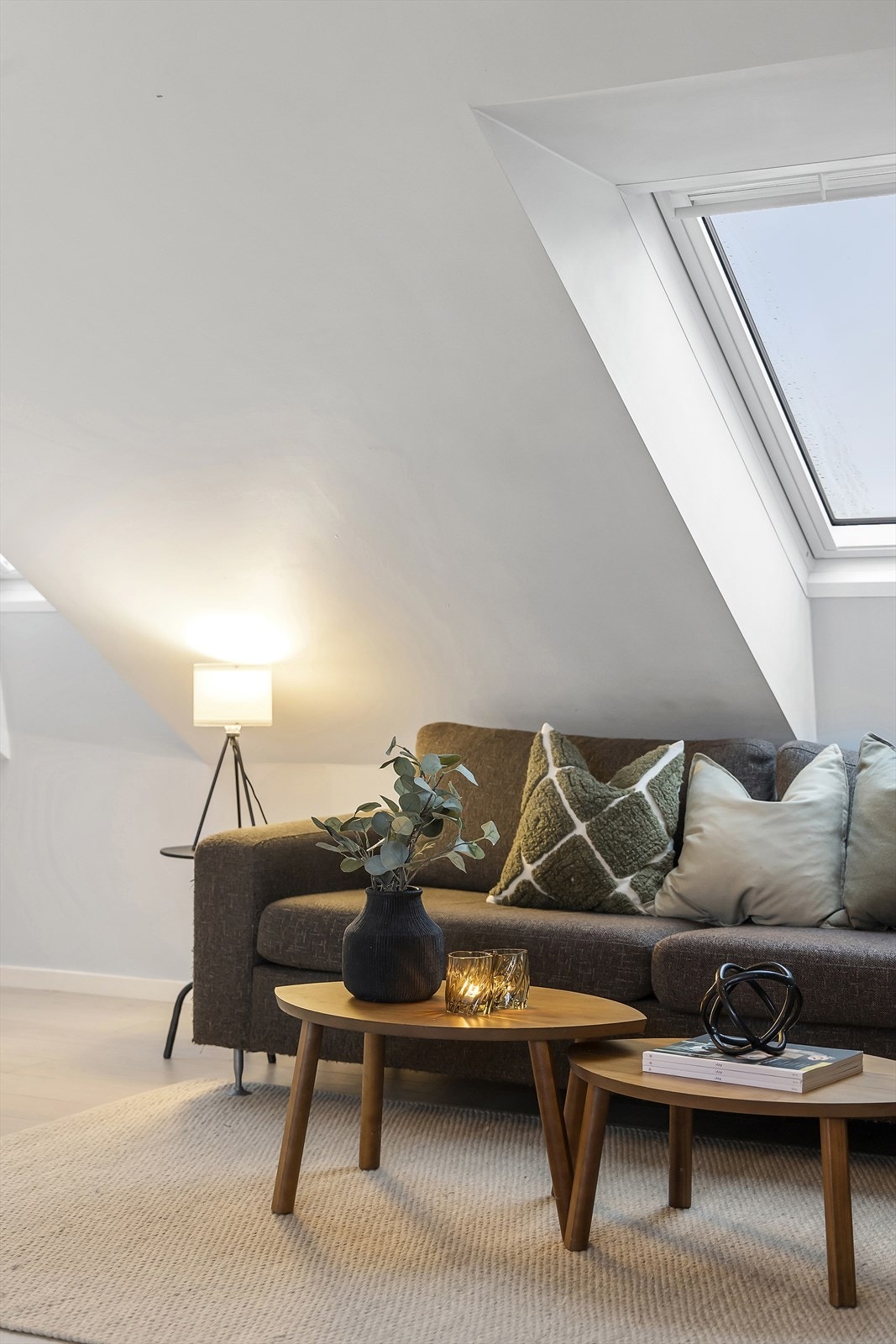 Stue med åpen løsning som gjør boligen sosial og lett å møblere. Galleribilde