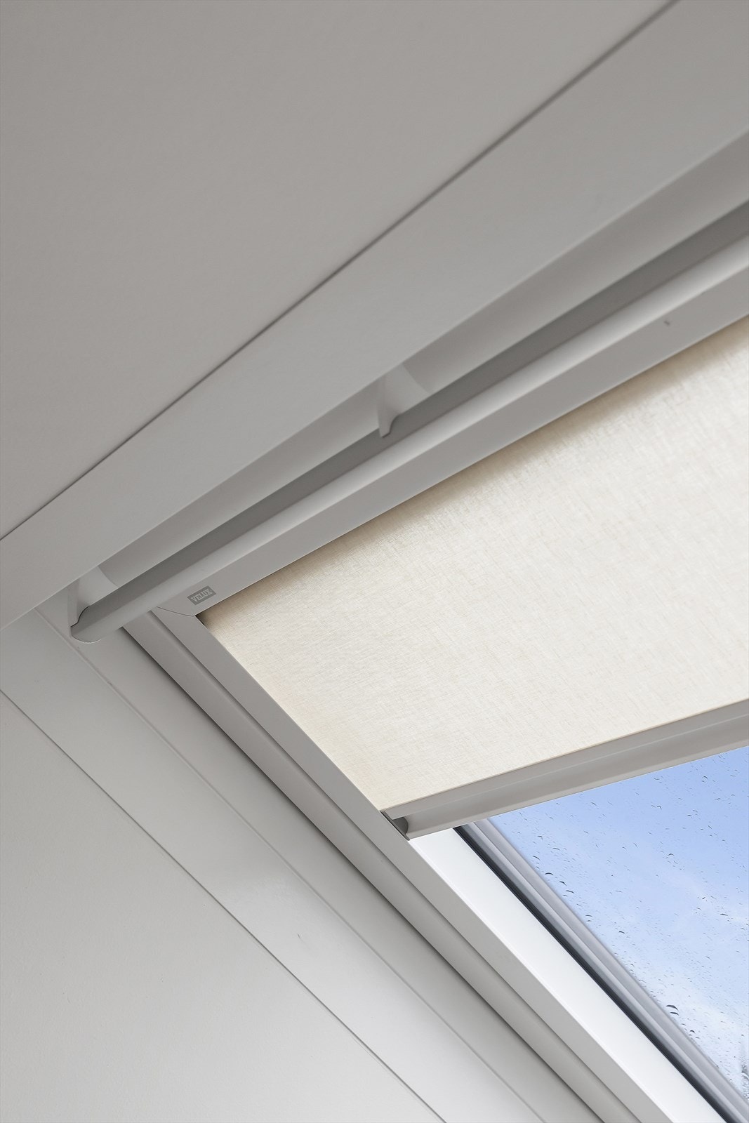 Takvindu med solskjerming. Galleribilde