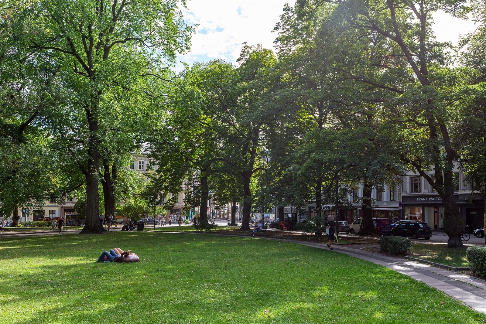 Olaf Ryes plass - en grønn og sosial møteplass på løkka, perfekt for piknik, sol og korte pauser i hverdagen. Galleribilde