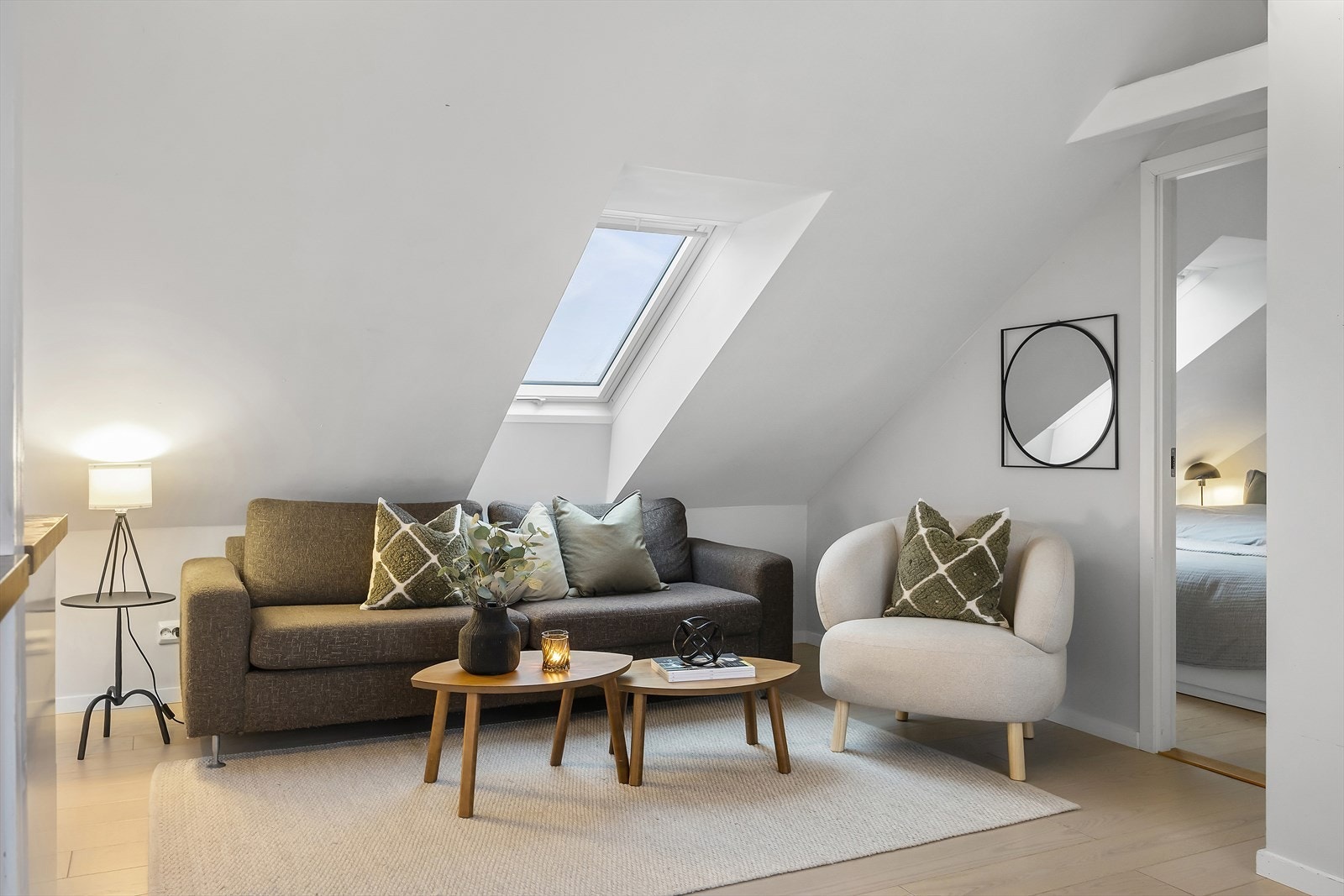 Stue med herlig loftspreg, skråtak og godt dagslys. Galleribilde