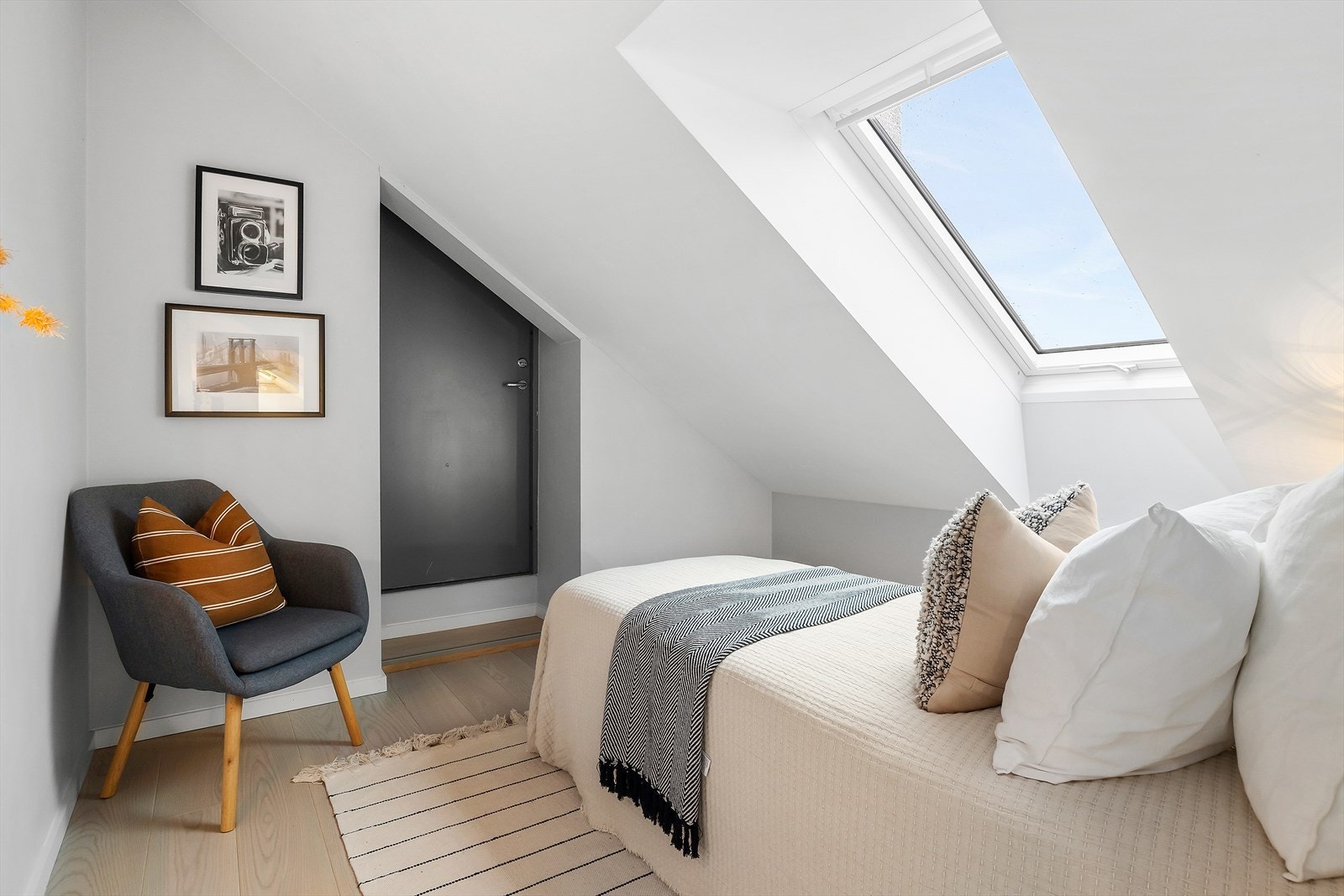 Soverom med behagelig lys og rolig atmosfære. Galleribilde