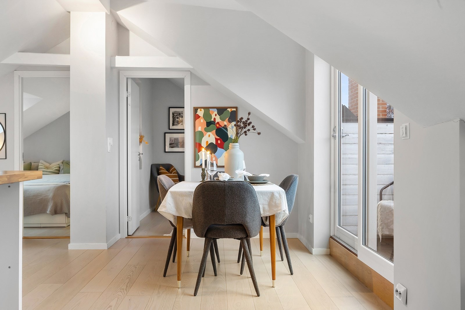 Spisestuen knytter kjøkken og stue sammen - praktisk i hverdagen. Galleribilde