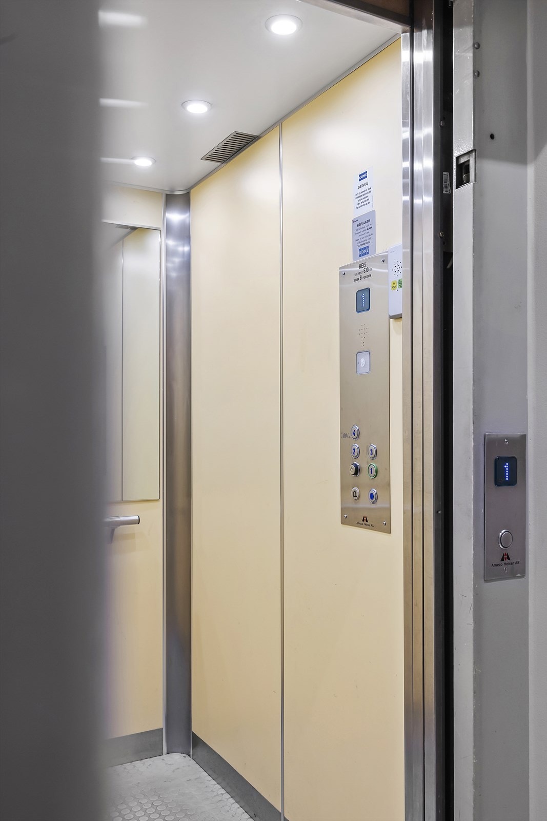 Det går heis opp til 4. etasje med videre trappeforbindelse til 5. etasje. Galleribilde