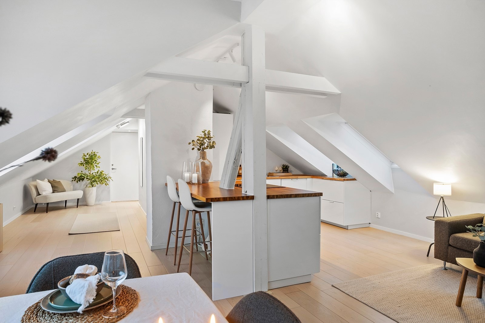 Luftig romfølelse og mye lys gir en ekstra trivelig atmosfære. Galleribilde