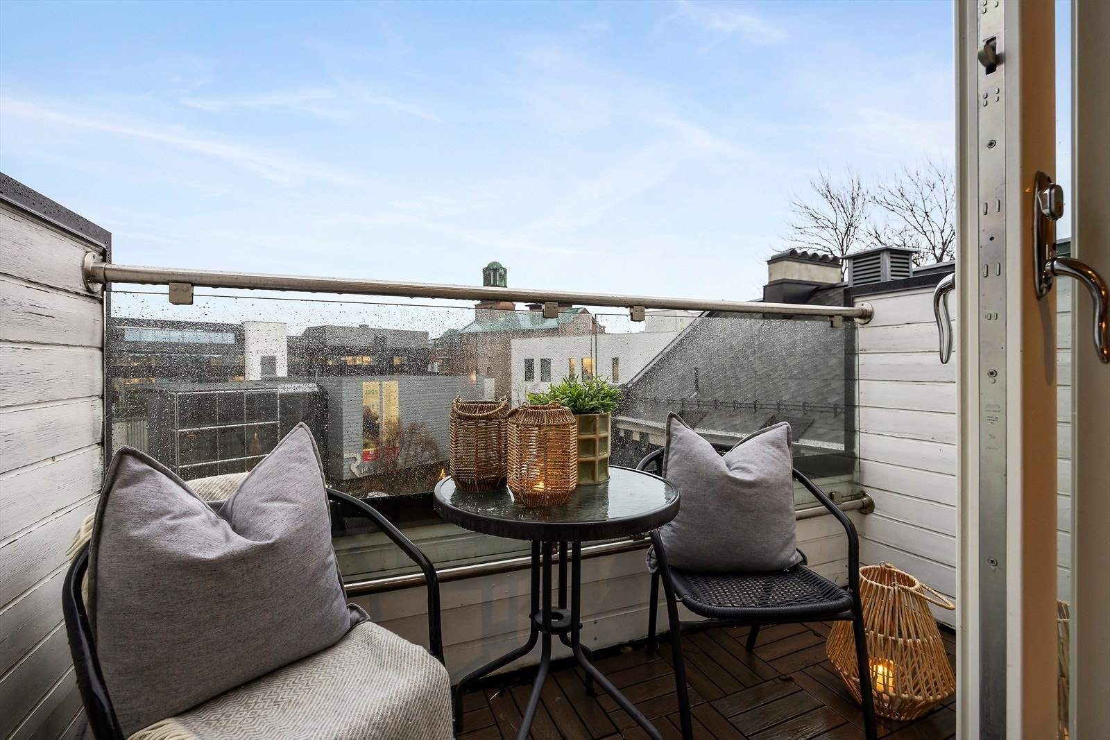 Balkong med både utsikt og møberingsmuligheter. Galleribilde