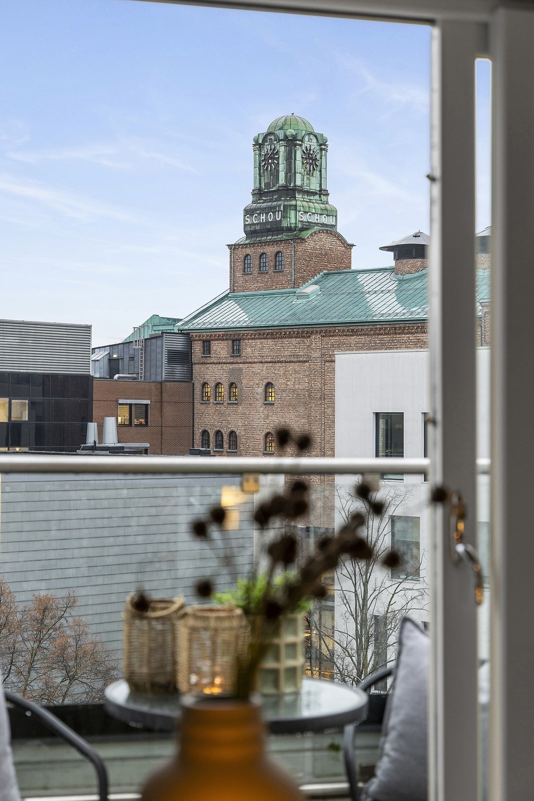 Herlig utsikt mot Schous-kvartalet - nyt byens taklandskap fra egen balkong. Galleribilde