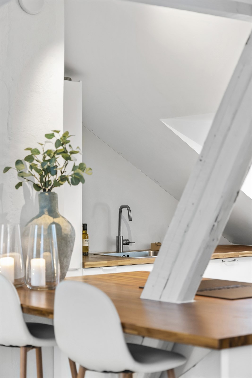 Lekker detalj fra kjøkkenet - stilrent uttrykk med takvindu, god benkeplass og sjarmerende loftsbjelke som gir karakter. Galleribilde