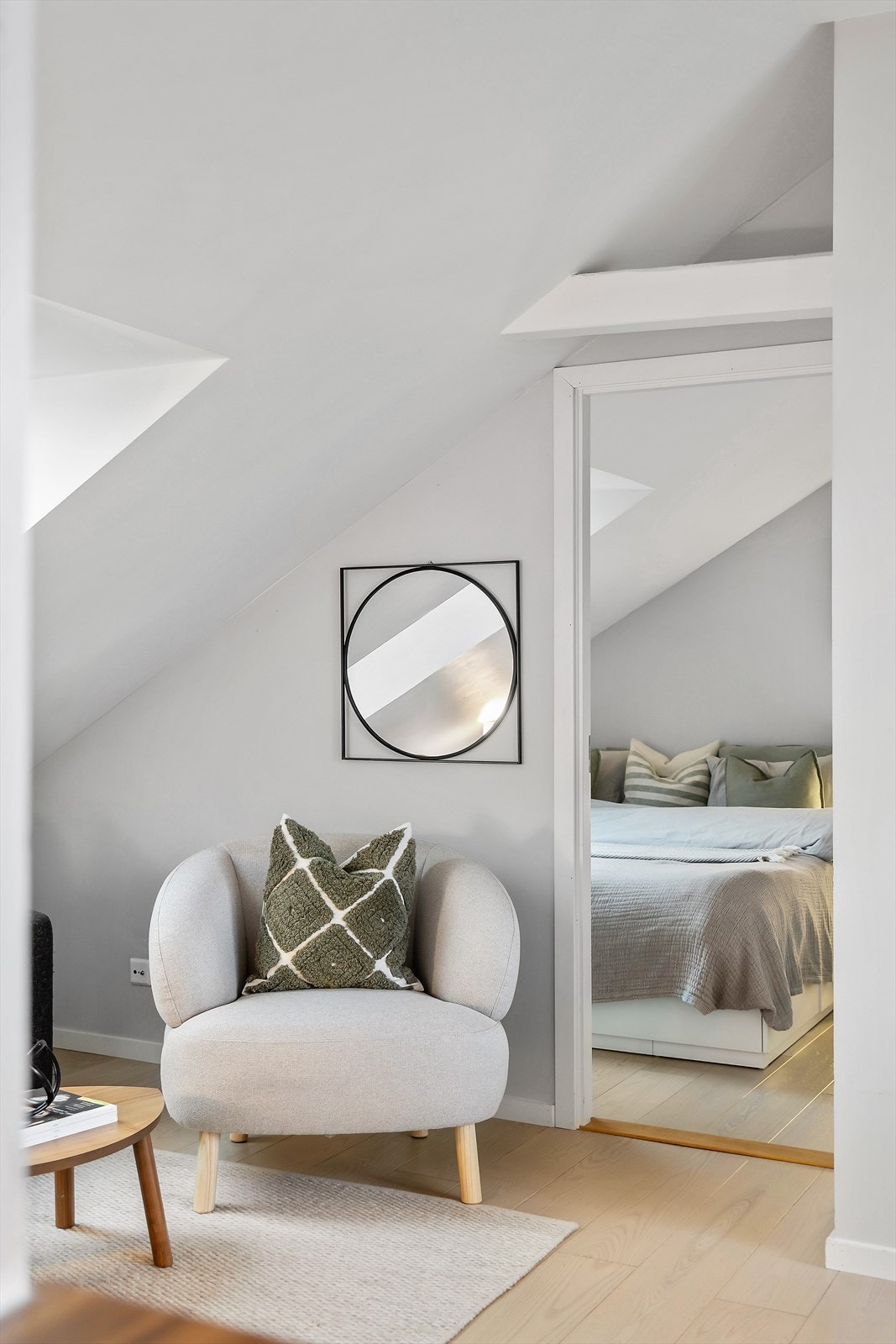 Romslig stue med naturlig plass til sofagruppe og hyggelige soner. Galleribilde