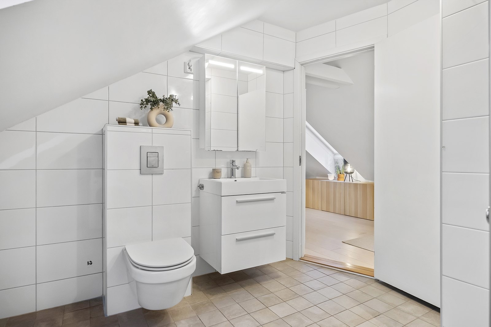 Det er godt med oppbevaringsplass på bad. Varmekabler i gulv. Galleribilde