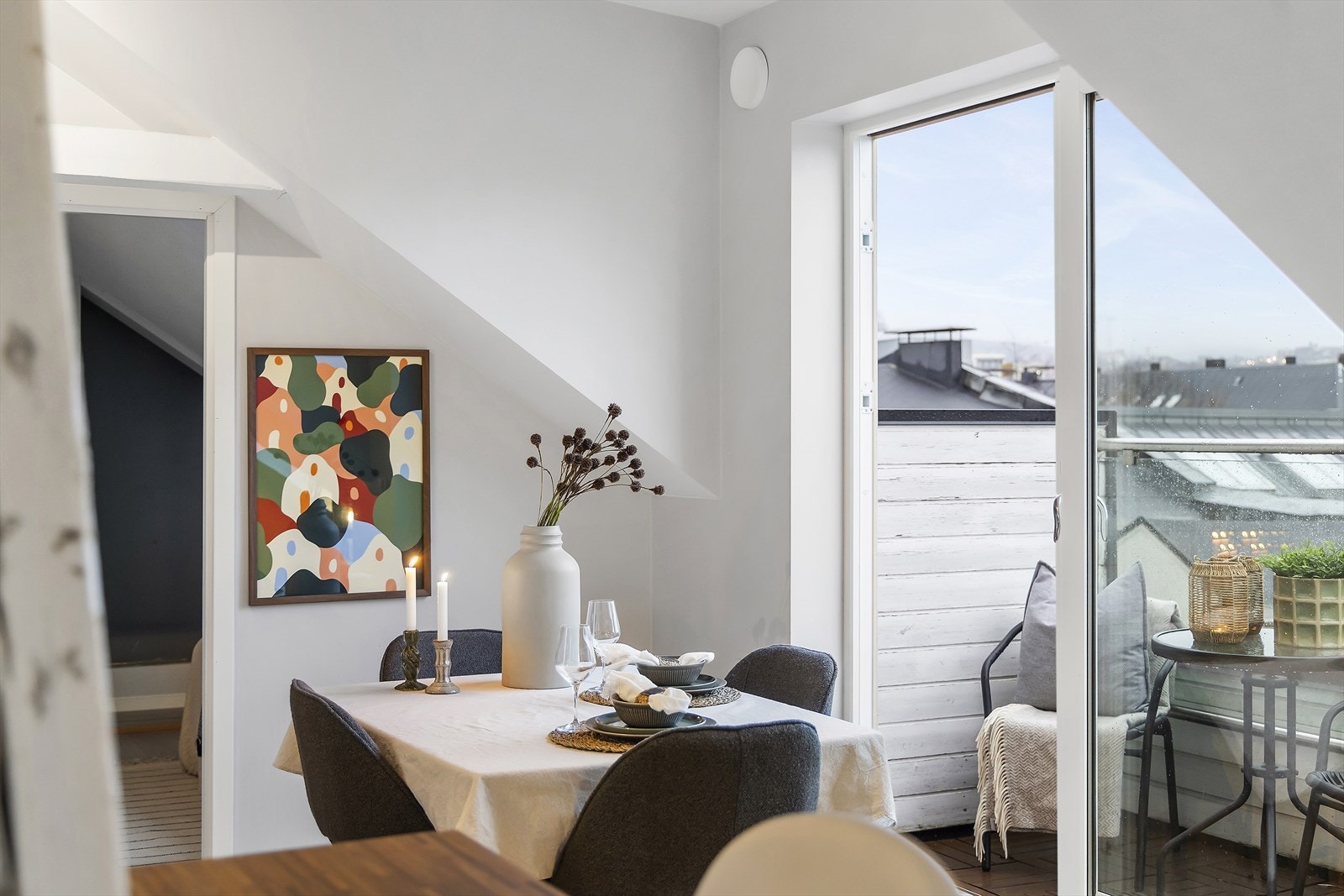 Fra stuen er det direkte utgang til balkongen - inne og ute i én flyt. Galleribilde