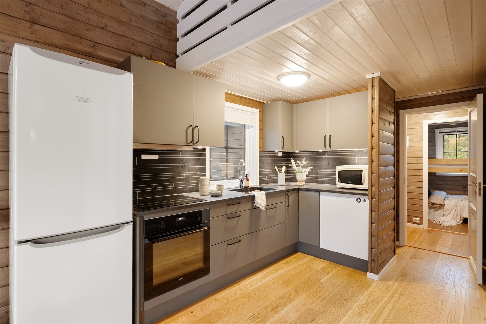 Pent kjøkken i grå utførelse. Montert i 2020. Hvitevarer medfølger. Galleribilde