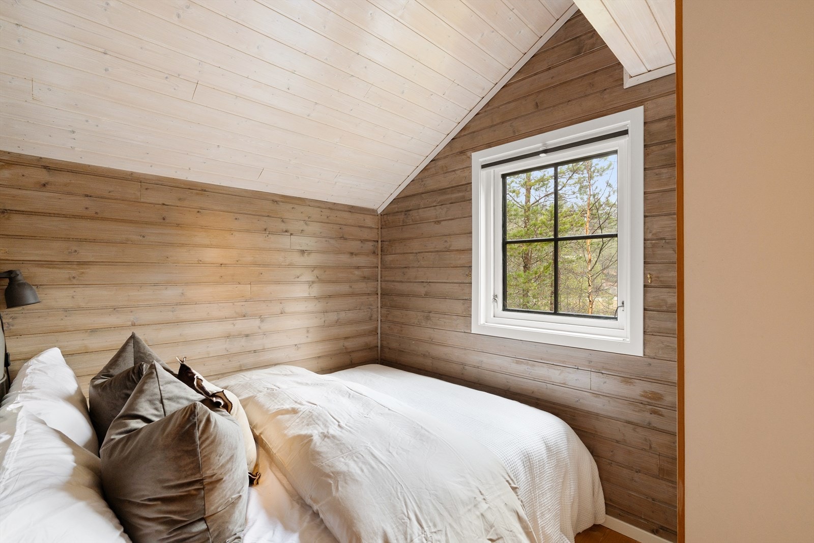 Det er 3 soverom i hovedetasjen + 2 hemsrom på hemsen Galleribilde