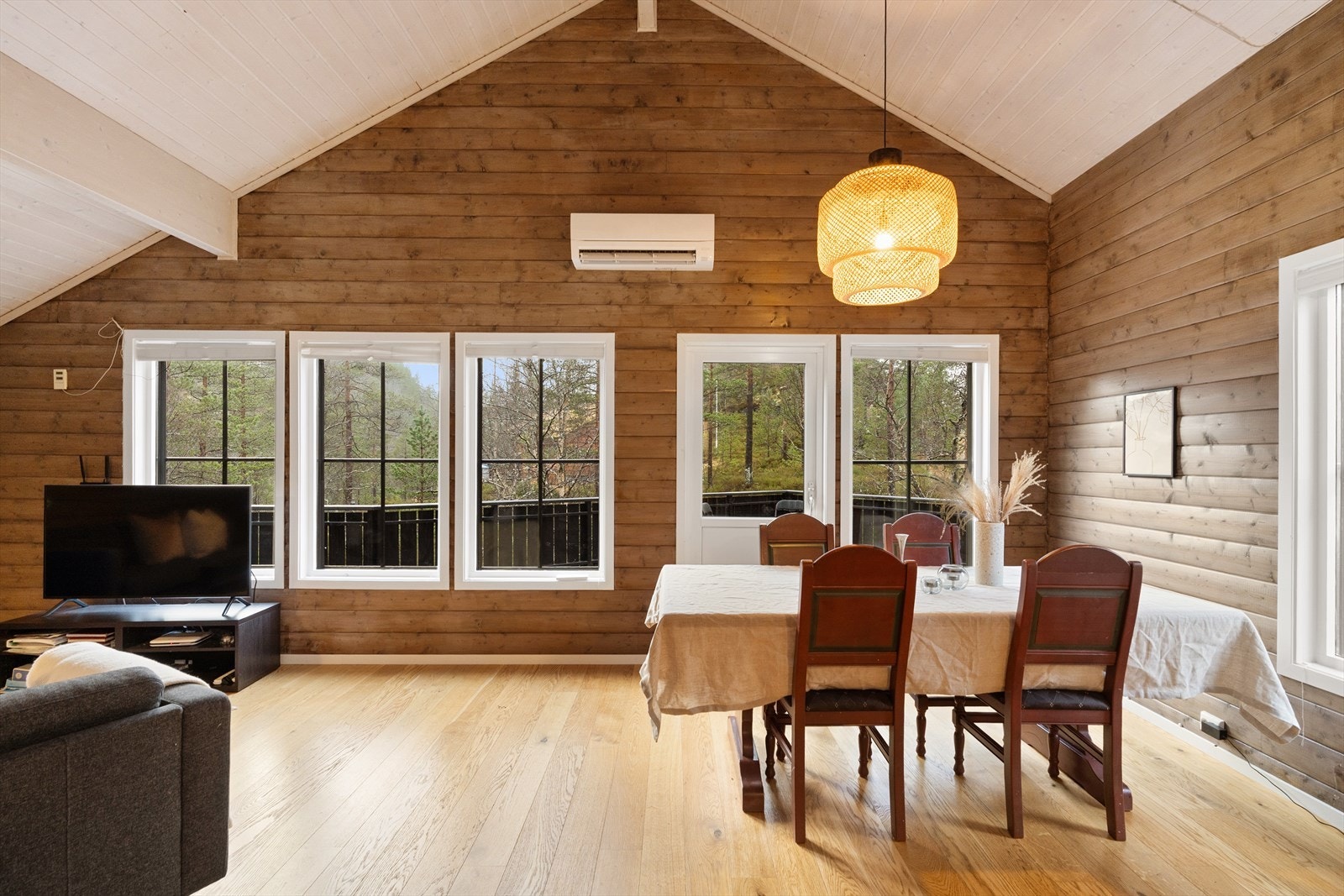 Det er både varmepumpe og vedovn i hytten Galleribilde