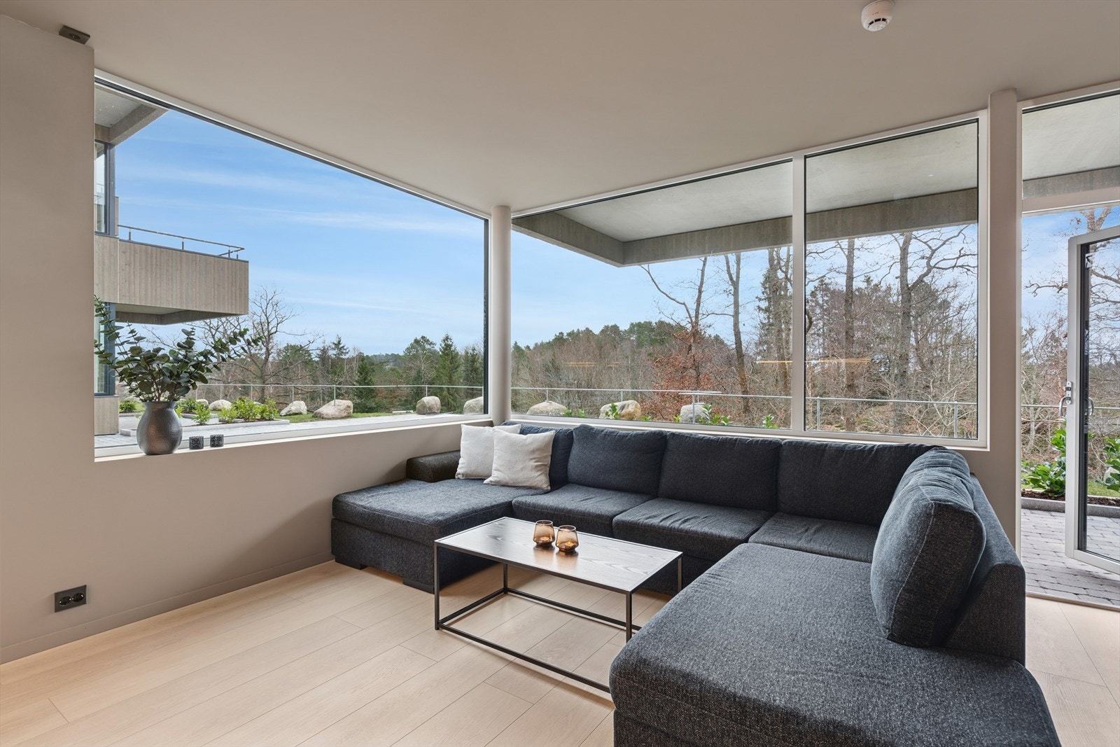 Nyoppført og smakfull leilighet med gjenomgående enstavs laminat på gulv og en lun fargetone på vegg og i himling. Galleribilde