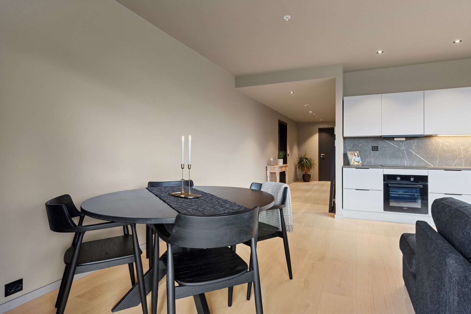 Det er vannbåren varme i gulv i stue/kjøkken, entre og gang, panelovn i soverom. Balansert ventilasjon med varmegjenvinning Galleribilde