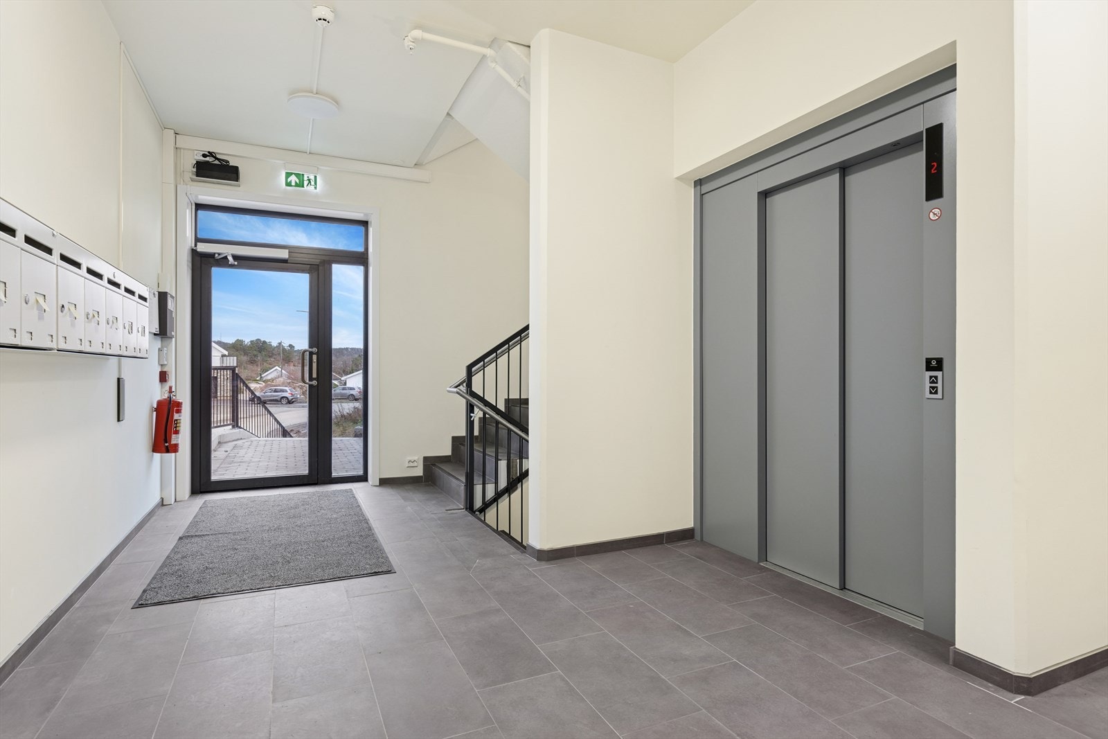 Bygget har felles inngangsparti med heis og trapperom til kjeller og øvrige plan. Galleribilde